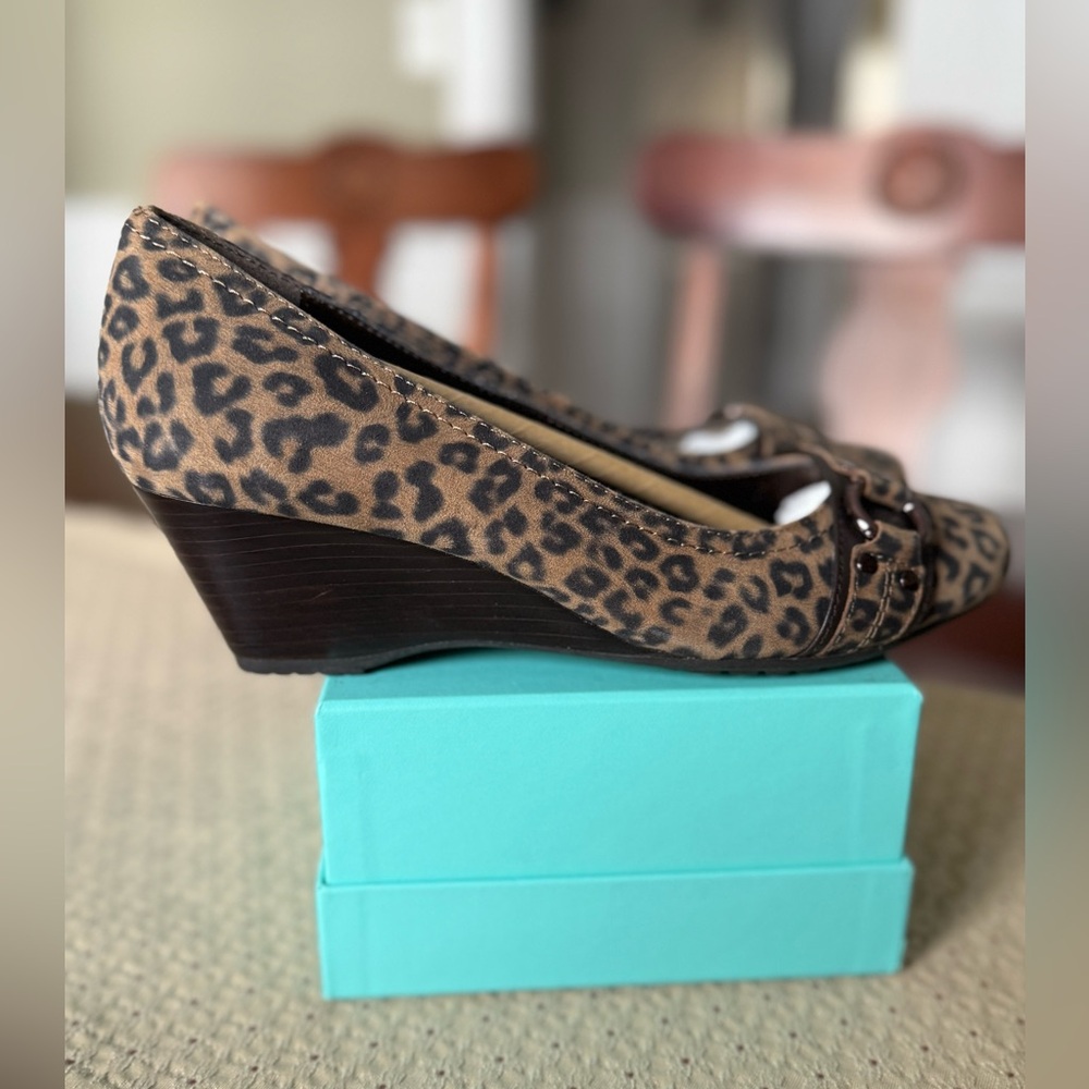 Sofft Leopard print wedge heel shoes Sz 7.5 - Picture 6 of 9
